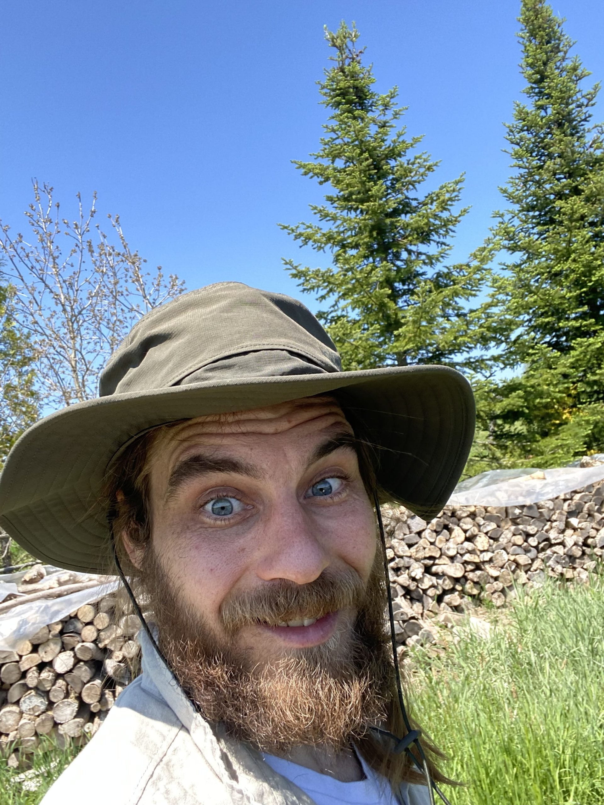 Moi devant une corde de bois